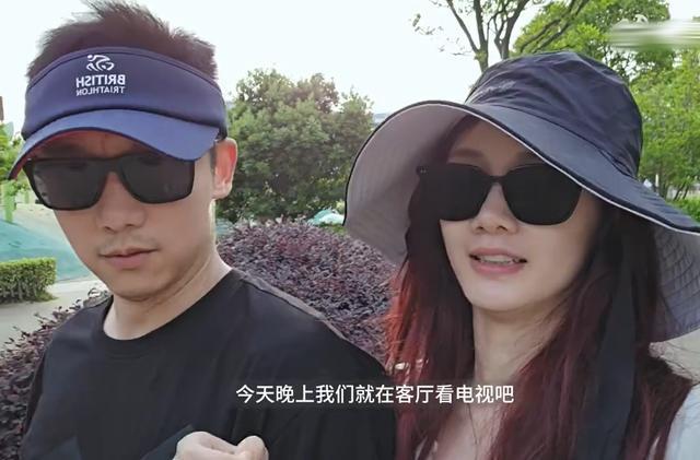 郑恺苗苗结束韩国度假回国了 机场温馨同框笑靥如花(4)