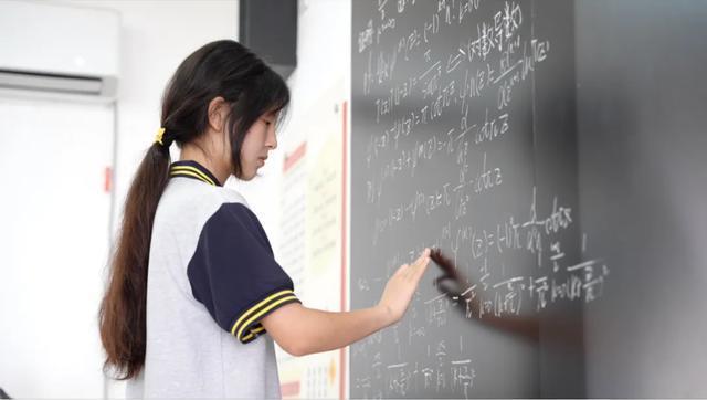 姜萍目前正在专心备战决赛 17岁少女冲刺数学巅峰