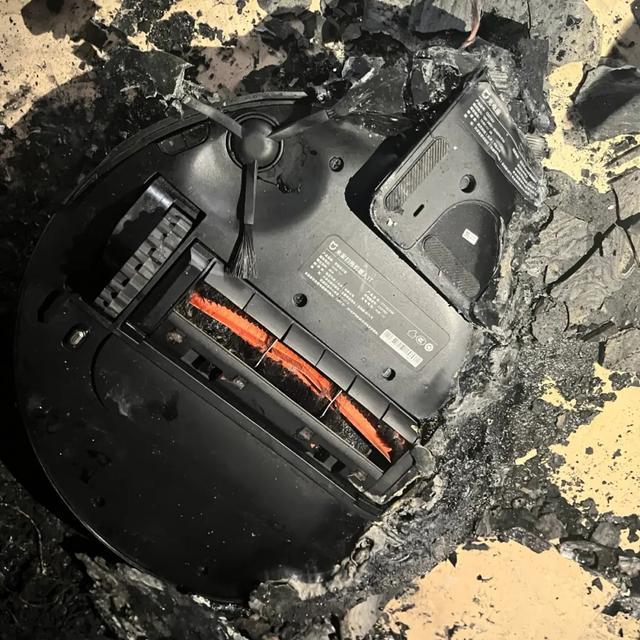 小米扫地机器人自燃 用户索赔遭拒，品牌售后引争议