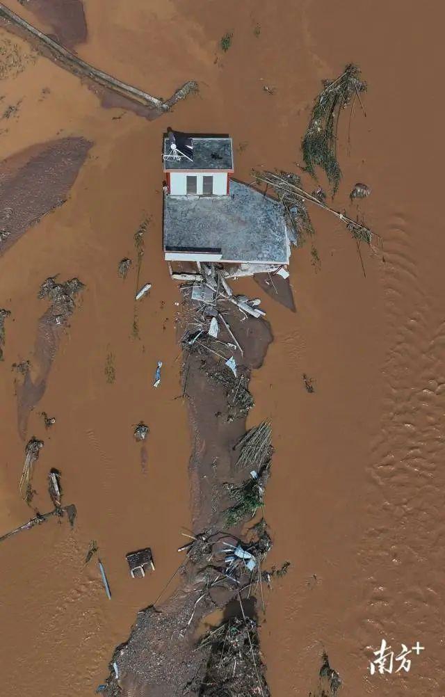 村子被洪水阻断成了“孤岛” 救援力量紧急驰援