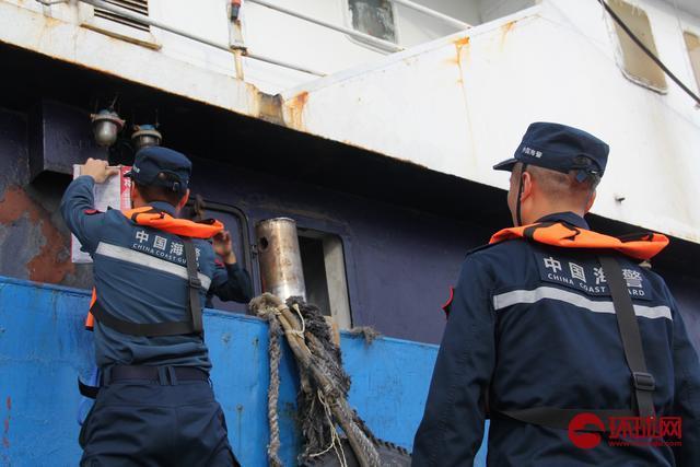 中国海警在黄岩岛附近海域巡诊 守护渔民健康安全