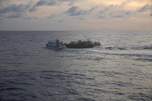 中国海警登检菲律宾船只画面公布！