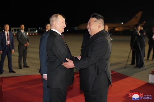 普京抵达朝鲜 金正恩机场迎接 时隔270天再会晤