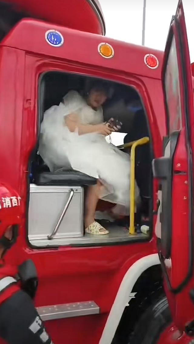 广西暴雨后道路成河 新娘坐船结婚 消防车变婚车显温情