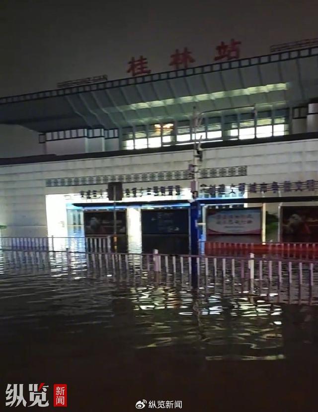 桂林火车站被淹 积水漫入候车厅