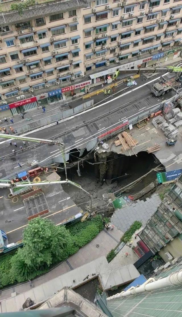 居民称坍塌地铁站已建3年有余 突发自来水管爆管致路面塌陷