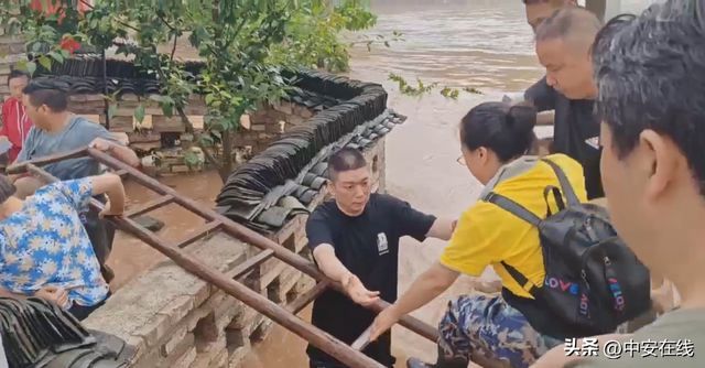 安徽休宁县遭泥石流两层小楼被摧毁！