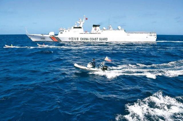 中国海警登菲船执法美国海军一路狂奔跑路 海警新规显威力