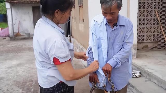 越南一名66岁男子33年没剪指甲 生活全靠妻子打理