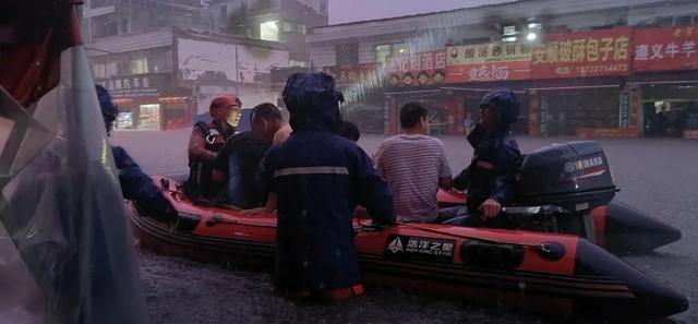 贵州持续降雨多人被困消防全力救援 西秀区消防成功转移百名群众