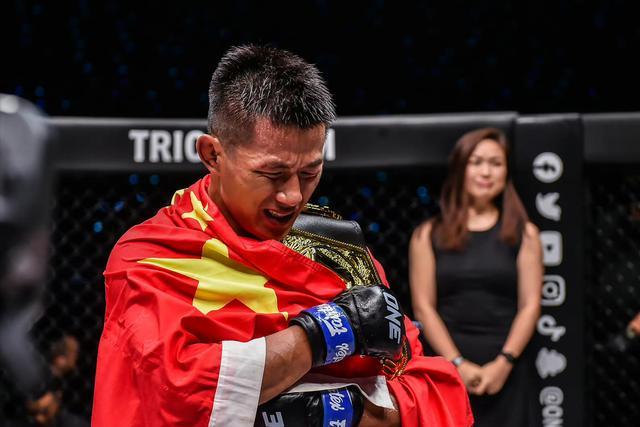 唐凯又击败了一位世界冠军，重拳暴揍菲律宾拳王 中国力量崛起