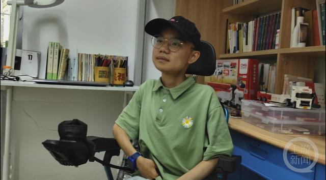 轮椅上的他高考成绩343分 妈妈：超出预期，很满意了 梦想成真，轮椅学子圆大学梦