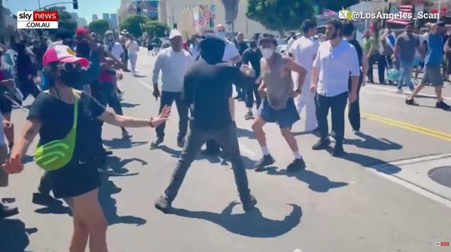 声援巴勒斯坦的示威者在美国洛杉矶街头游行 遭遇以色列支持者殴打