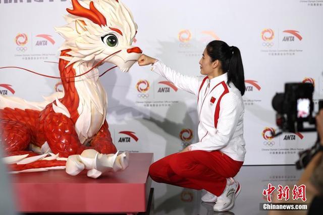 巴黎奥运会中国代表团领奖服发布 冠军龙服续传奇