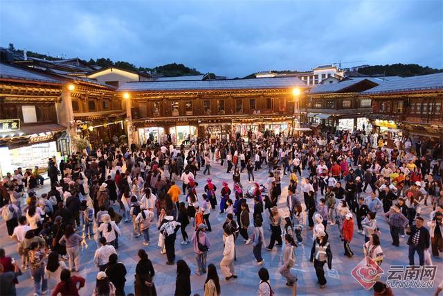 游客在香格里拉与当地民众跳锅庄 共舞月光之城的浪漫夏夜