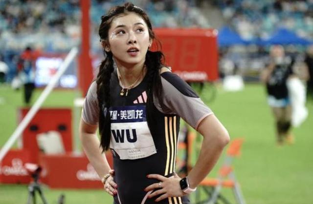 假睫毛都掉了！吴艳妮率真受访：跑出12秒74很开心 对奥运更有信心