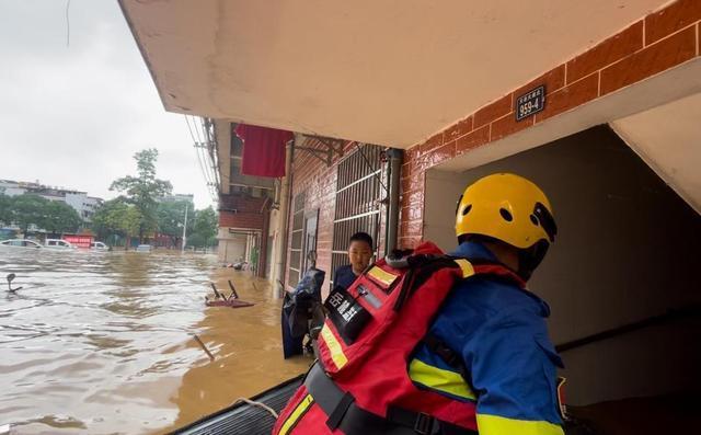 被洪水围困的居民坐窗口喊加油 救援行动持续进行