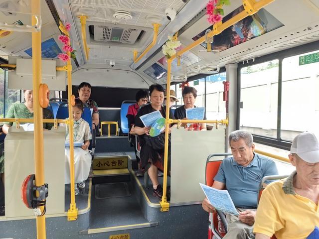 高温天让乘客舒适出行！青岛温馨巴士车厢配备防暑用品