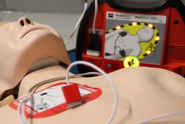 一组图教你如何使用AED 心脏急救必备指南