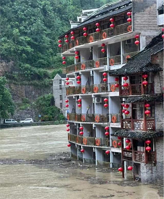 洪水过后贵州女子家里一片狼藉