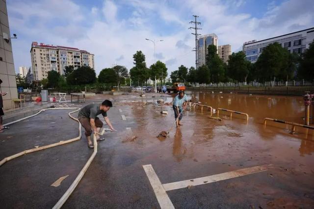 湖南平江有商户开始清淤 重建家园，期待重启