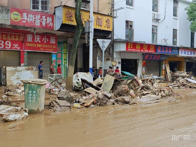 平江县城洪水退去居民清淤