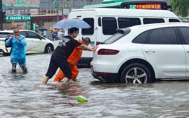 郑州交警全身湿透仍在雨中指挥交通 坚守岗位保畅通