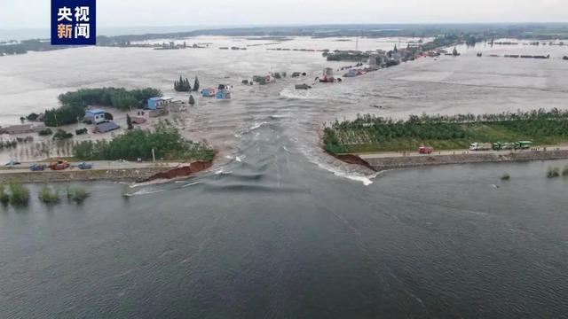 湖南洞庭湖堤防决口：水漫房顶