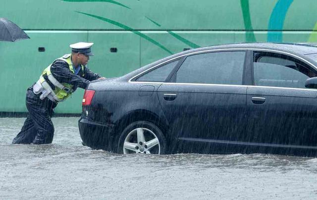 郑州交警全身湿透仍在雨中指挥交通 坚守岗位保畅通