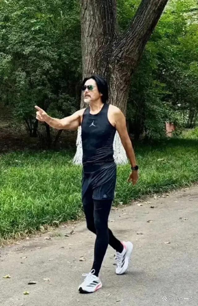 69岁周润发在北京公园跑步，开心和民众合影，完全没有大明星架子