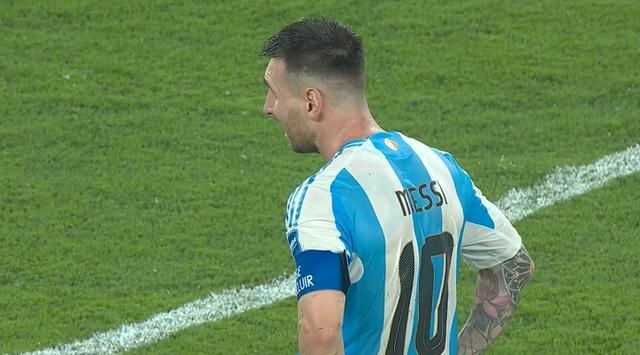 阿根廷进决赛后梅西平静叉腰站立