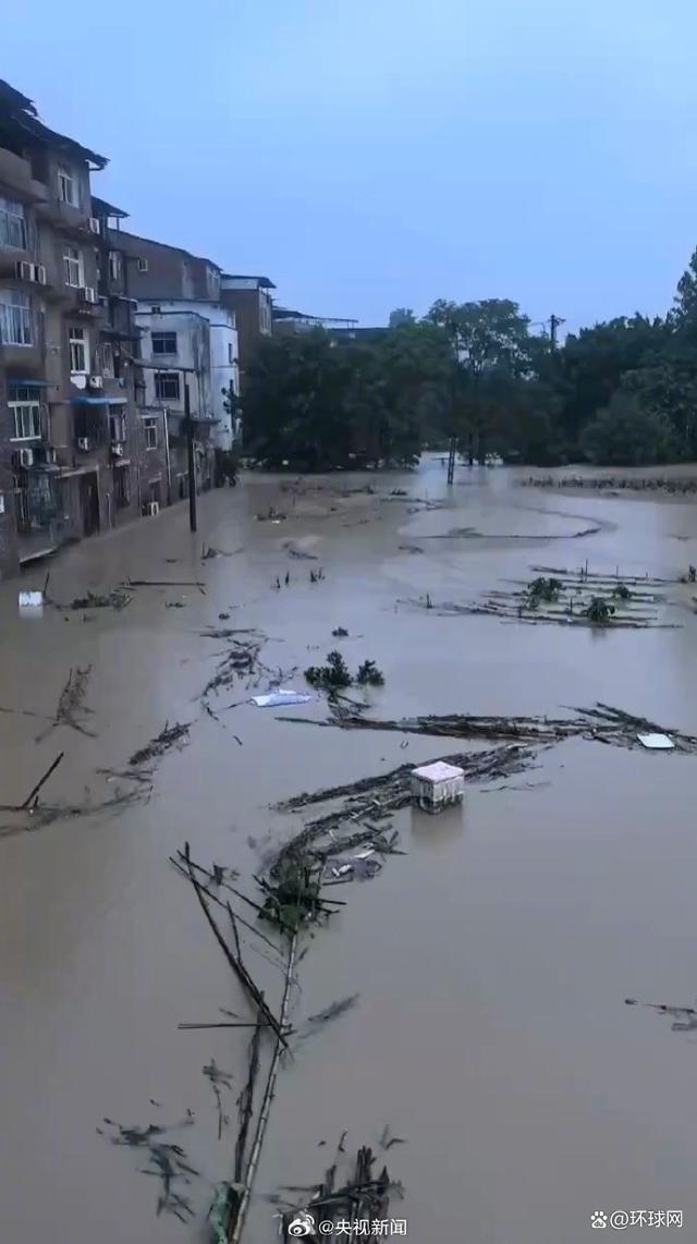 重庆长寿河水倒灌房屋被淹 多地暴雨致灾情严峻