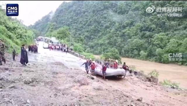 尼泊尔山体滑坡已致10多人死亡