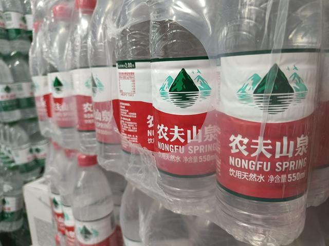 农夫山泉跌近3%近两月累跌超30% 消费信心受挫？