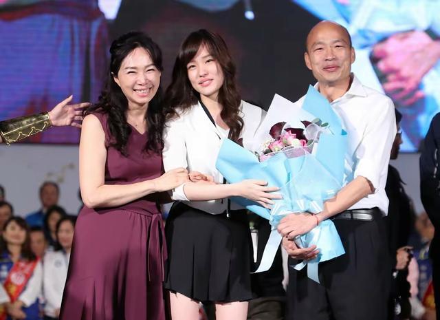 韩国瑜参加女儿毕业典礼