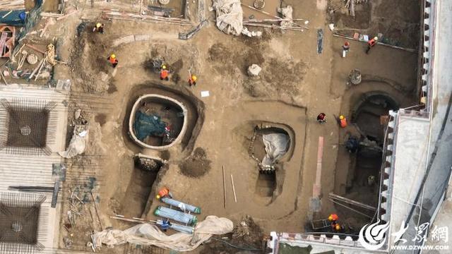 山东聊城三中操场发现古墓 文物部门紧急挖掘中