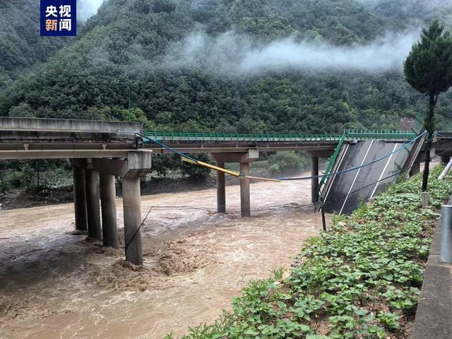 应急管理部调度指导陕西大桥垮塌救援