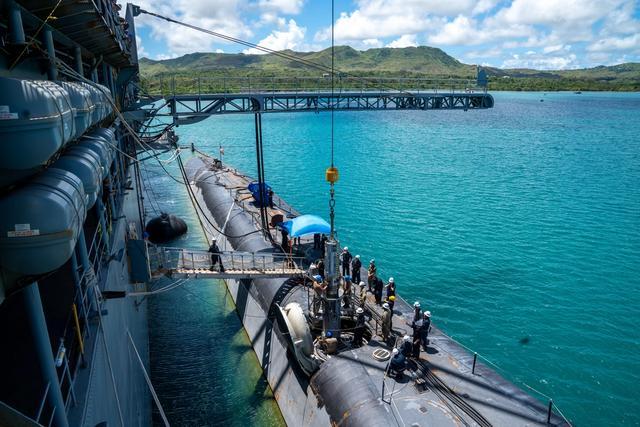 美国防部公开照片：核潜艇在关岛装载远程导弹，展示战略威慑力