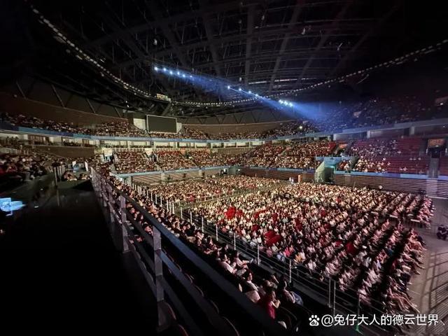 德云社郭德纲深圳演出，场地容纳12000余人，观众席照被晒！相声盛况空前