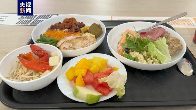 记者揭秘法国巴黎奥运村食堂菜单 看看运动员都吃啥？