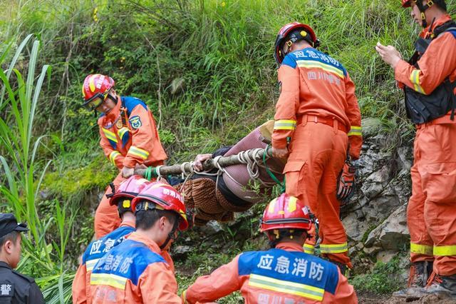 组图丨直击汉源县新华村转移 救援人员轮换背着老人撤离