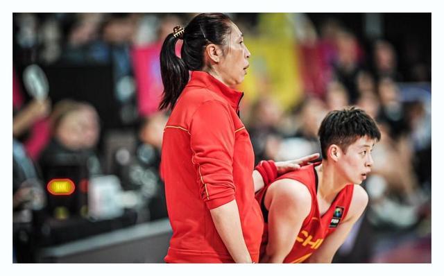 媒体人：中国女篮外线防守太差了