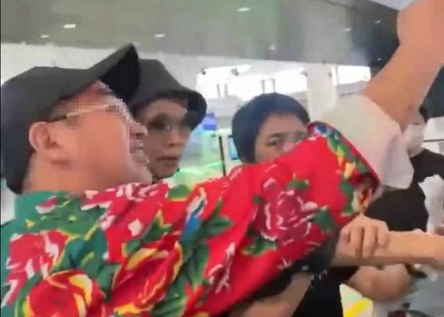 61岁叶童在机场被吓懵！有人突然冲出来