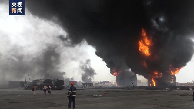 也门荷台达港遭空袭两天后大火持续 经济损失难以估量