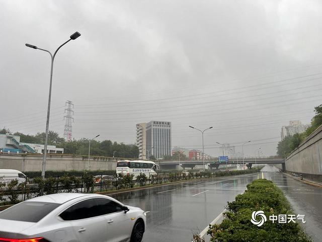 北京早高峰注意出行安全 雨天路滑，谨慎驾驶