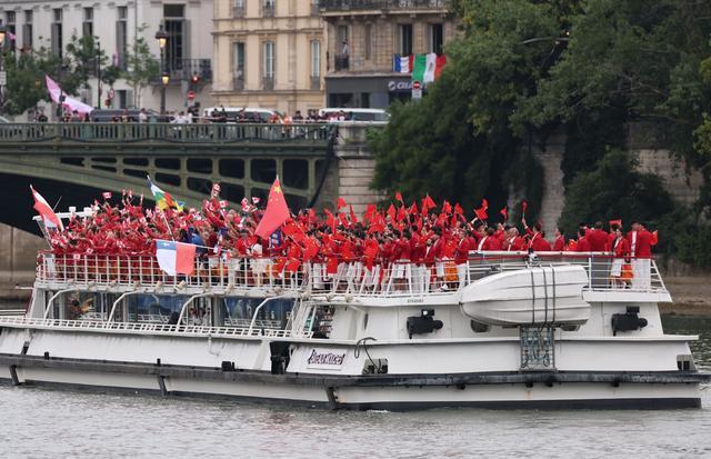 中国代表团乘游船入场，亮相巴黎奥运河上巡游