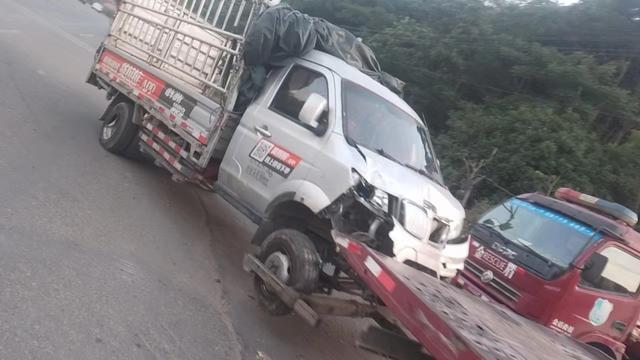 小货车出事故被拖走途中又出事故 车主索赔遇阻