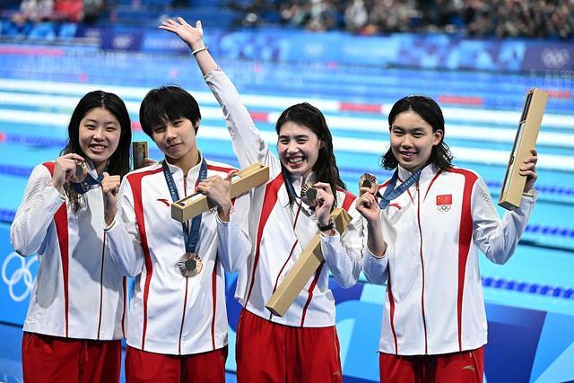 女子自由泳接力破亚洲纪录摘铜 张雨霏再回应兴奋剂质疑