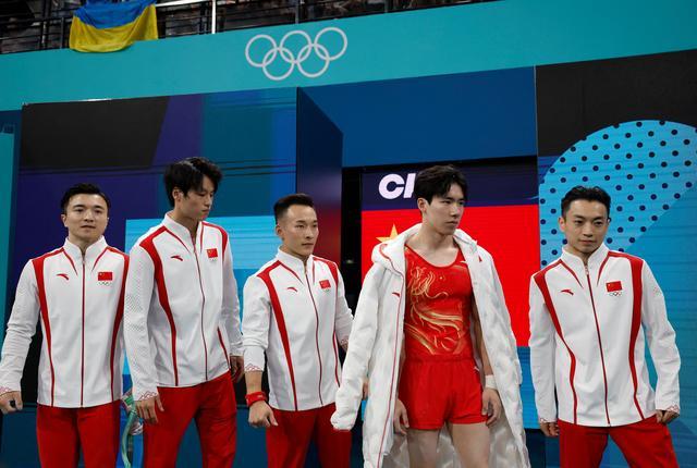 中国体操男团摘银