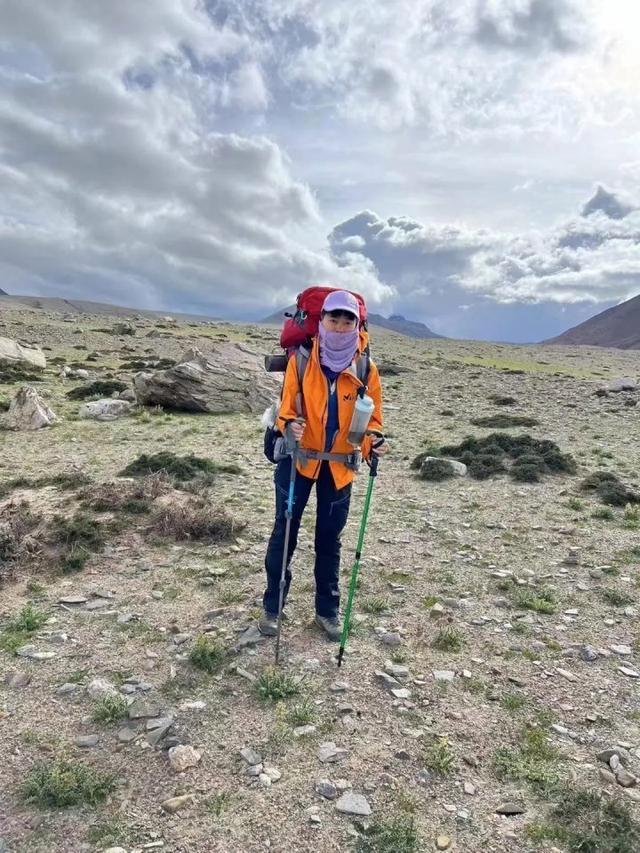 女子徒步雪山失联10天 当地仍在搜救